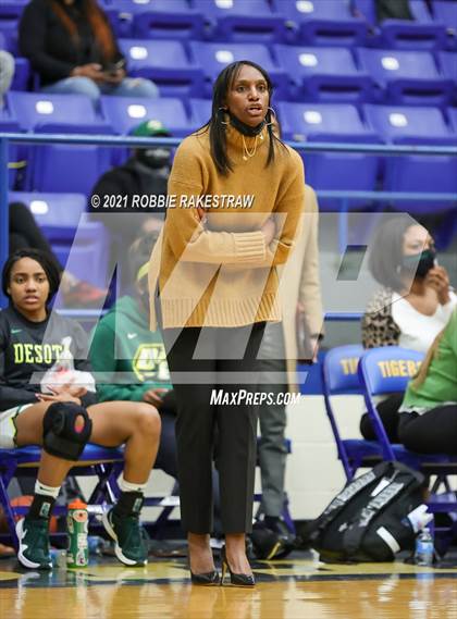 Thumbnail 3 in DeSoto vs. Shoemaker (UIL 6A Bi-District) photogallery.