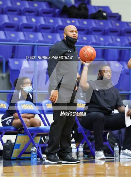 Thumbnail 2 in DeSoto vs. Shoemaker (UIL 6A Bi-District) photogallery.