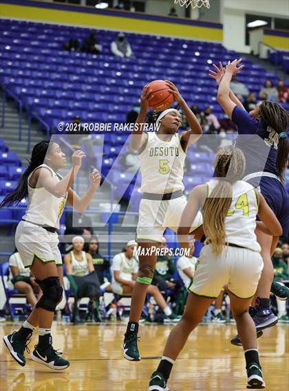 Thumbnail 2 in DeSoto vs. Shoemaker (UIL 6A Bi-District) photogallery.