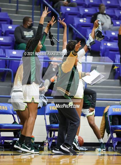 Thumbnail 3 in DeSoto vs. Shoemaker (UIL 6A Bi-District) photogallery.