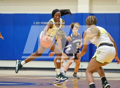 Thumbnail 1 in DeSoto vs. Shoemaker (UIL 6A Bi-District) photogallery.