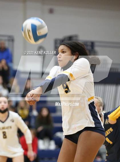 Thumbnail 1 in Oxford vs. Lake Orion (MHSAA District Semifinal) photogallery.