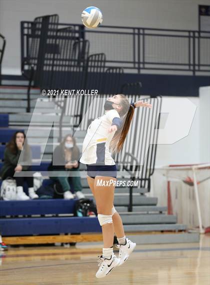 Thumbnail 2 in Oxford vs. Lake Orion (MHSAA District Semifinal) photogallery.