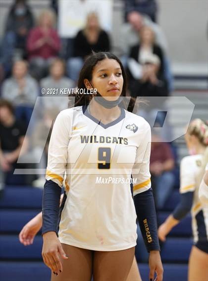 Thumbnail 3 in Oxford vs. Lake Orion (MHSAA District Semifinal) photogallery.