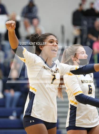 Thumbnail 1 in Oxford vs. Lake Orion (MHSAA District Semifinal) photogallery.