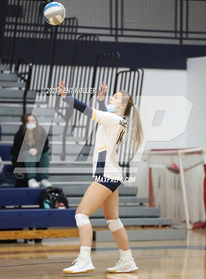 Thumbnail 1 in Oxford vs. Lake Orion (MHSAA District Semifinal) photogallery.