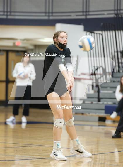 Thumbnail 2 in Oxford vs. Lake Orion (MHSAA District Semifinal) photogallery.