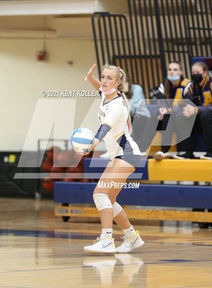 Thumbnail 3 in Oxford vs. Lake Orion (MHSAA District Semifinal) photogallery.