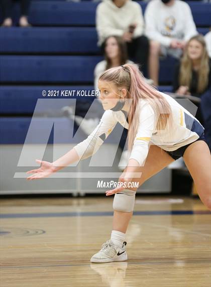 Thumbnail 2 in Oxford vs. Lake Orion (MHSAA District Semifinal) photogallery.
