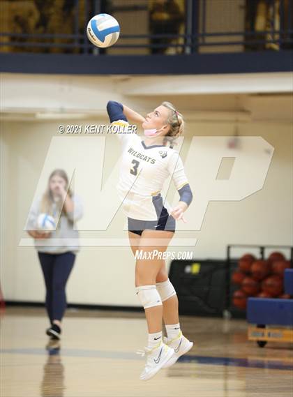 Thumbnail 1 in Oxford vs. Lake Orion (MHSAA District Semifinal) photogallery.