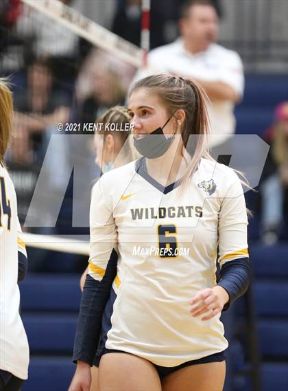 Thumbnail 1 in Oxford vs. Lake Orion (MHSAA District Semifinal) photogallery.