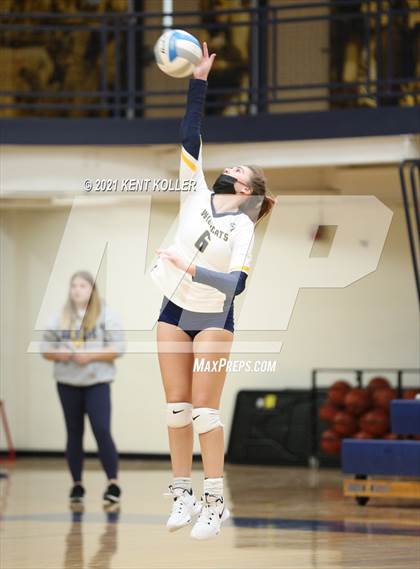 Thumbnail 3 in Oxford vs. Lake Orion (MHSAA District Semifinal) photogallery.