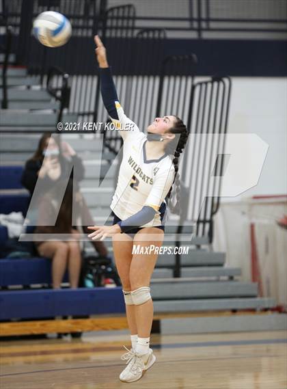 Thumbnail 2 in Oxford vs. Lake Orion (MHSAA District Semifinal) photogallery.