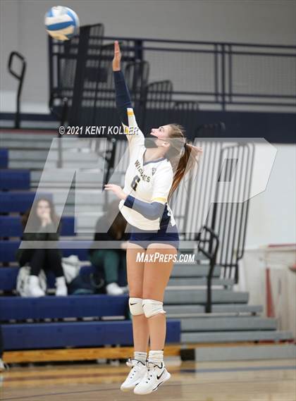 Thumbnail 1 in Oxford vs. Lake Orion (MHSAA District Semifinal) photogallery.
