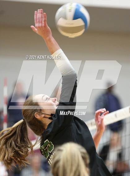Thumbnail 2 in Oxford vs. Lake Orion (MHSAA District Semifinal) photogallery.
