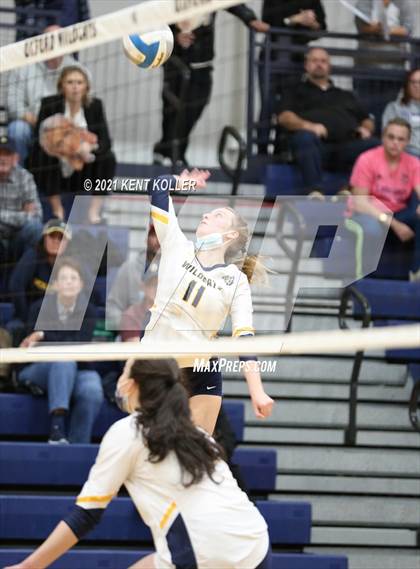 Thumbnail 2 in Oxford vs. Lake Orion (MHSAA District Semifinal) photogallery.