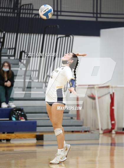 Thumbnail 3 in Oxford vs. Lake Orion (MHSAA District Semifinal) photogallery.