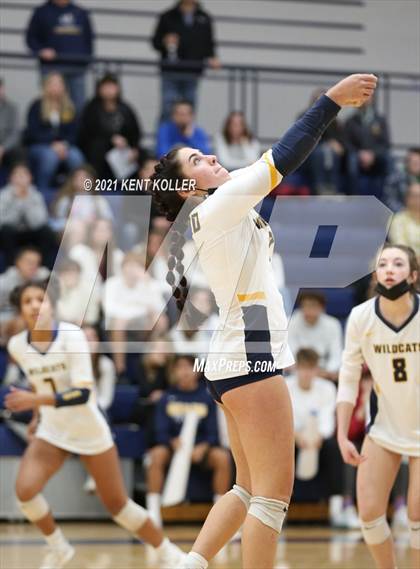 Thumbnail 3 in Oxford vs. Lake Orion (MHSAA District Semifinal) photogallery.