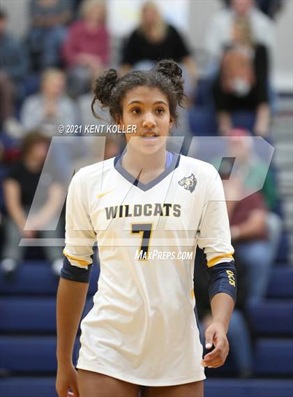 Thumbnail 2 in Oxford vs. Lake Orion (MHSAA District Semifinal) photogallery.