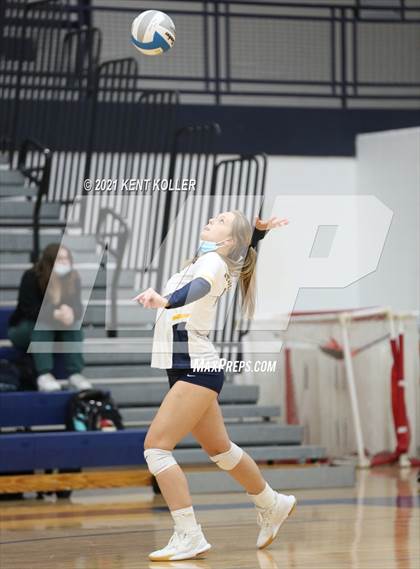 Thumbnail 2 in Oxford vs. Lake Orion (MHSAA District Semifinal) photogallery.