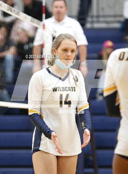 Thumbnail 2 in Oxford vs. Lake Orion (MHSAA District Semifinal) photogallery.