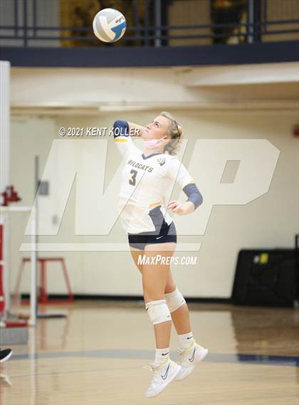 Thumbnail 1 in Oxford vs. Lake Orion (MHSAA District Semifinal) photogallery.