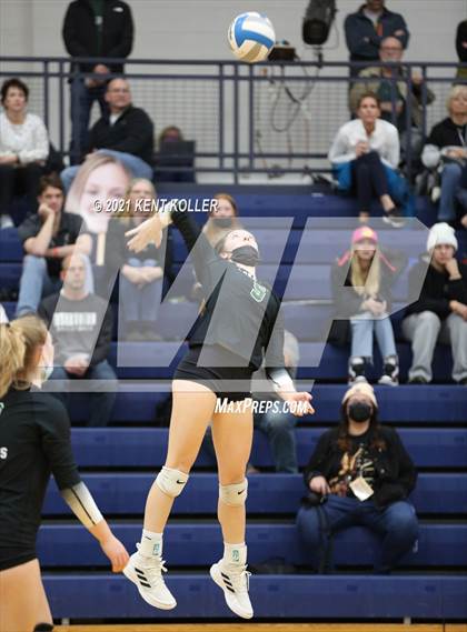 Thumbnail 1 in Oxford vs. Lake Orion (MHSAA District Semifinal) photogallery.