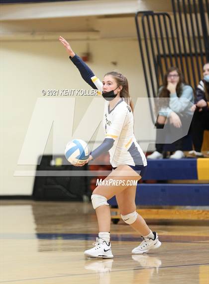 Thumbnail 2 in Oxford vs. Lake Orion (MHSAA District Semifinal) photogallery.