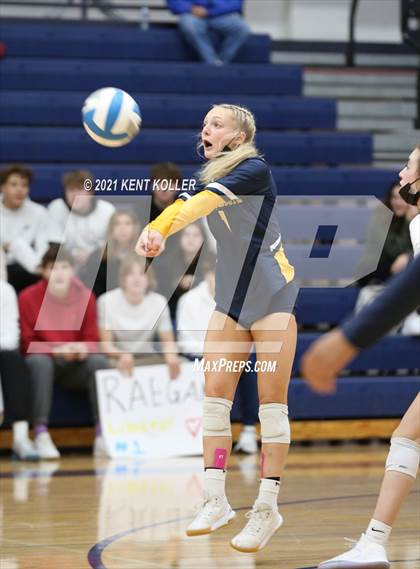 Thumbnail 3 in Oxford vs. Lake Orion (MHSAA District Semifinal) photogallery.