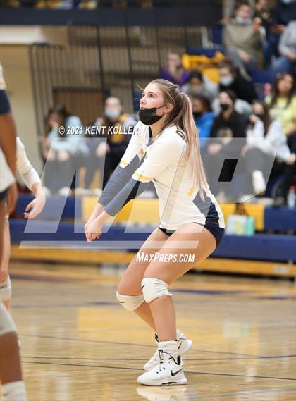 Thumbnail 3 in Oxford vs. Lake Orion (MHSAA District Semifinal) photogallery.