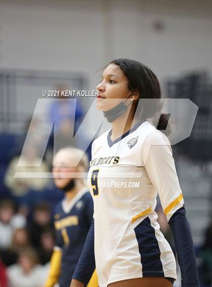 Thumbnail 3 in Oxford vs. Lake Orion (MHSAA District Semifinal) photogallery.