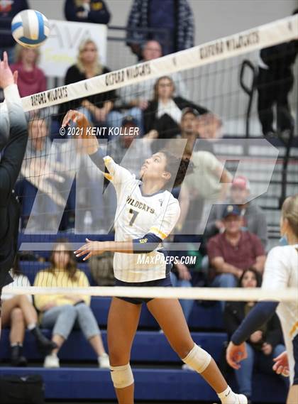 Thumbnail 3 in Oxford vs. Lake Orion (MHSAA District Semifinal) photogallery.