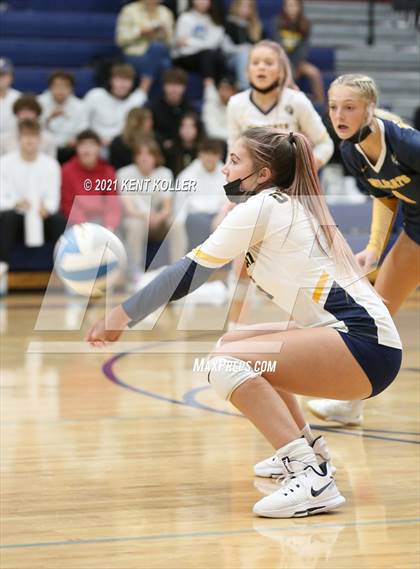 Thumbnail 1 in Oxford vs. Lake Orion (MHSAA District Semifinal) photogallery.