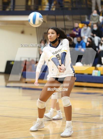 Thumbnail 2 in Oxford vs. Lake Orion (MHSAA District Semifinal) photogallery.