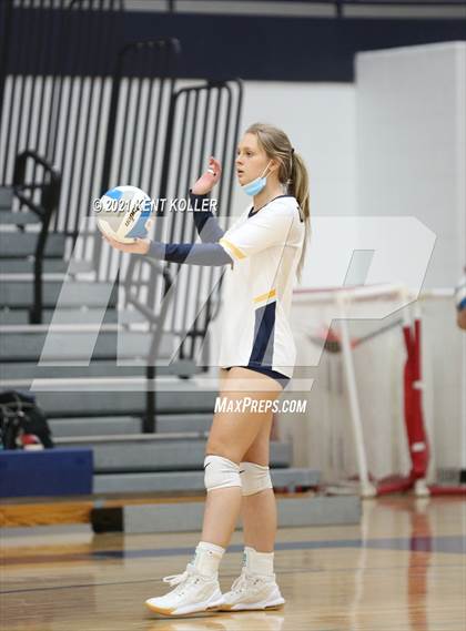 Thumbnail 3 in Oxford vs. Lake Orion (MHSAA District Semifinal) photogallery.
