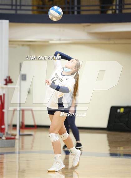 Thumbnail 3 in Oxford vs. Lake Orion (MHSAA District Semifinal) photogallery.