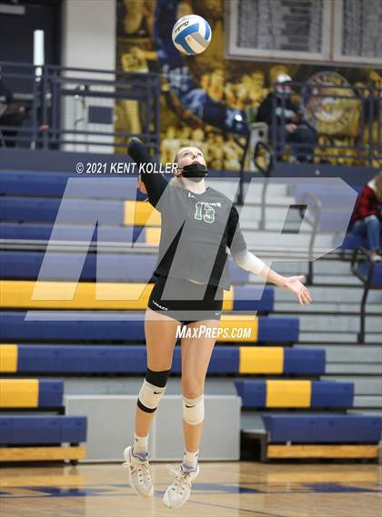Thumbnail 3 in Oxford vs. Lake Orion (MHSAA District Semifinal) photogallery.