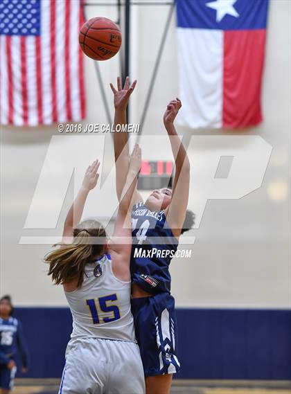 Thumbnail 2 in Smithson Valley vs Alamo Heights (SAISD Basketball Tournament) photogallery.