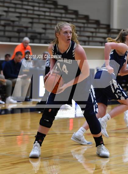Thumbnail 3 in Smithson Valley vs Alamo Heights (SAISD Basketball Tournament) photogallery.