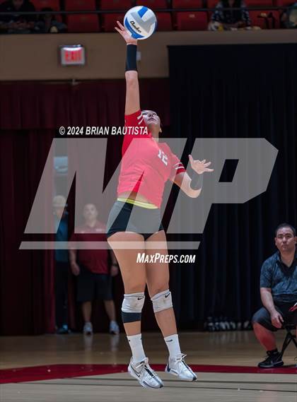 Thumbnail 1 in 'Iolani vs Kamehameha Kapalama (HHSAA Division 1 Final) photogallery.