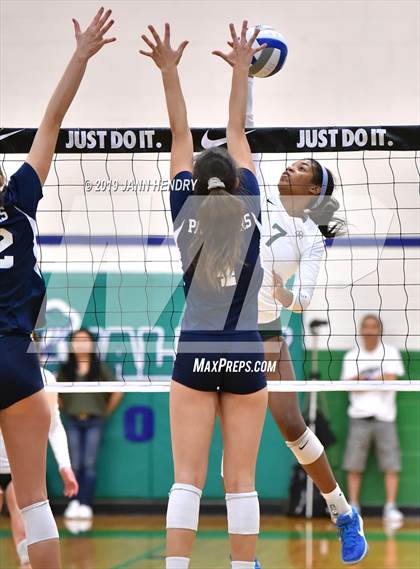 Thumbnail 2 in Dr. Phillips vs. Sacred Heart Cathedral Preparatory (Durango Fall Classic) photogallery.