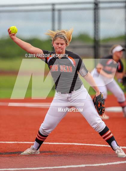 Thumbnail 2 in Tom Bean vs. Honey Grove (UIL 2A Regional Quarterfinal) photogallery.