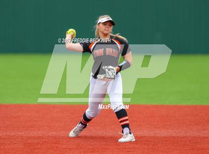 Thumbnail 1 in Tom Bean vs. Honey Grove (UIL 2A Regional Quarterfinal) photogallery.