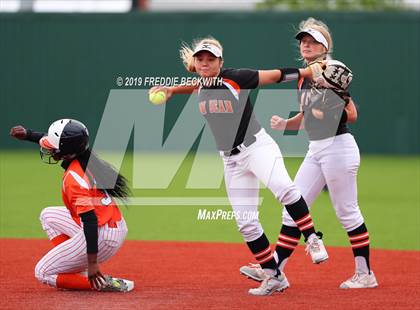 Thumbnail 3 in Tom Bean vs. Honey Grove (UIL 2A Regional Quarterfinal) photogallery.