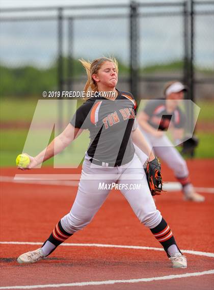 Thumbnail 3 in Tom Bean vs. Honey Grove (UIL 2A Regional Quarterfinal) photogallery.