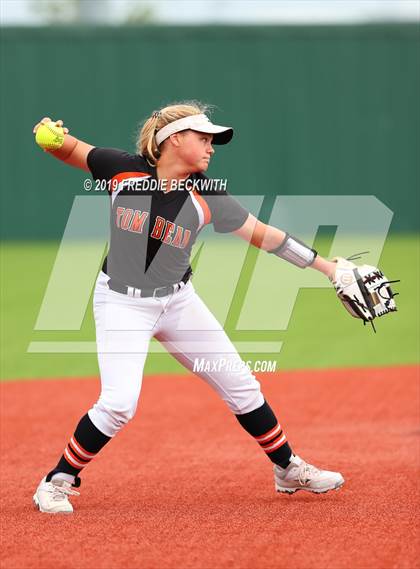 Thumbnail 3 in Tom Bean vs. Honey Grove (UIL 2A Regional Quarterfinal) photogallery.