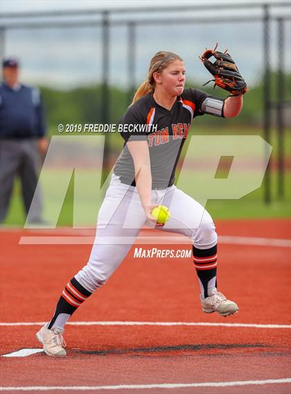 Thumbnail 1 in Tom Bean vs. Honey Grove (UIL 2A Regional Quarterfinal) photogallery.
