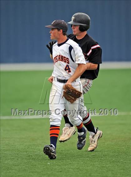 Thumbnail 2 in Sachse vs. Lee (Texas 5A Region II Playoffs) photogallery.