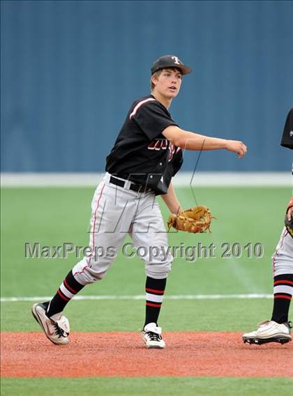 Thumbnail 2 in Sachse vs. Lee (Texas 5A Region II Playoffs) photogallery.
