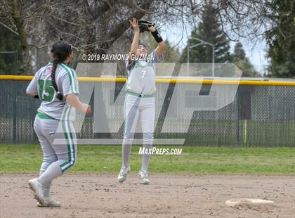 Thumbnail 2 in Riverdale vs. Exeter photogallery.